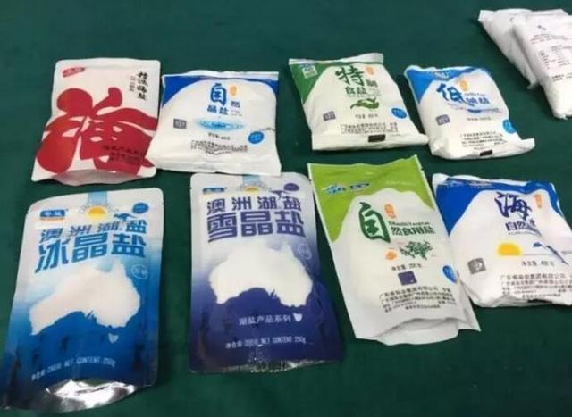 “必一运动”快递员“摆摊”图方便影响通行需规范